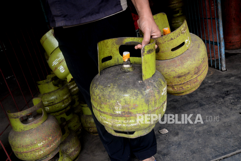 Pekerja menyusun tabung gas elpiji subsidi tiga kilogram di salah satu agen di Rawasari, Jakarta. Pertamina menyatakan, ke depannya pembelian elpiji subsidi juga akan diwajibkan menggunakan aplikasi MyPertamina. (ilustrasi)