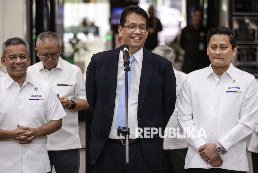 Menteri Keuangan Purbaya Yudhi Sadewa menyampaikan keterangan pers di Kantor Kementerian Keuangan, Jakarta, Senin (8/9/2025).