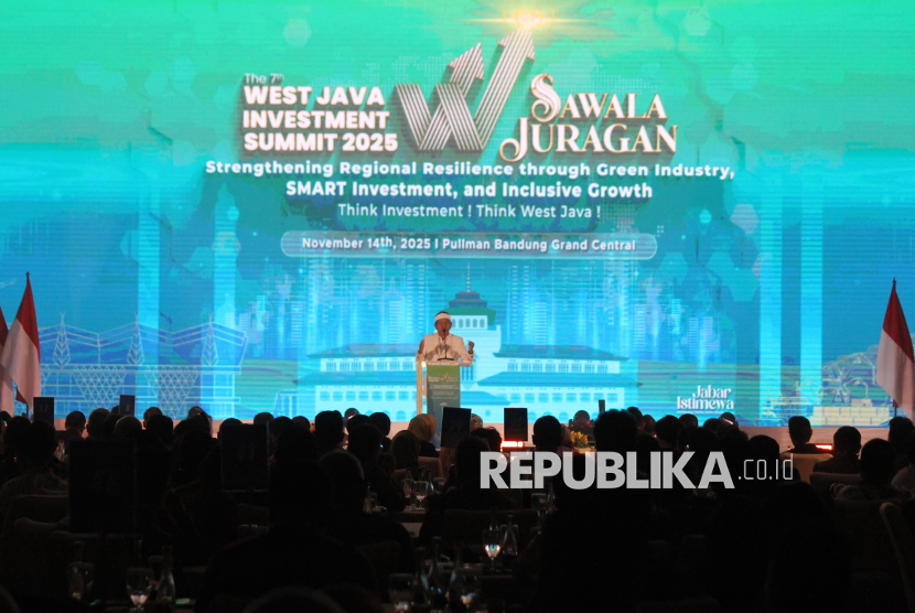 Gubernur Jawa Barat (Jabar) Dedi Mulyadi menyampaikan sambutan saat acara West Java Investmen Summit 2025, di Kota Bandung, Jumat (14/11/2025). Pemprov Jabar menawarkan 104 proyek investasi dengan nilai total mencapai Rp186,29 triliun. Proyek tersebut terdiri dari 41 proyek ready to offer serta 63 proyek potensi investasi baru.