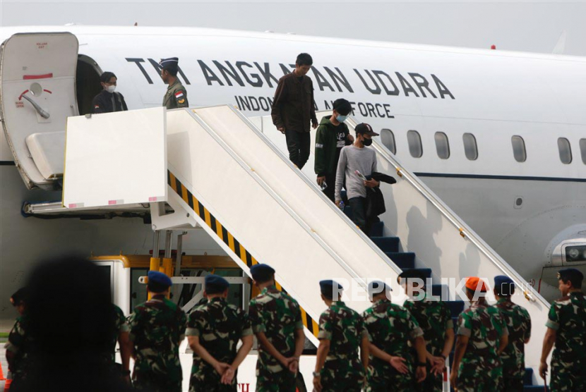 Warga Negara Indonesia (WNI) yang dievakuasi dari Sudan turun dari pesawat Boeing 737 TNI AU sesaat setelah tiba di pangkalan udara Halim Perdanakusuma di Jakarta, Senin (1/5/2023). Menteri Luar Negeri Retno Marsudi menyampaikan bahwa hingga 1 Mei 2023 sebanyak 949 warga negara Indonesia (WNI) berhasil dievakuasi dari Sudan.