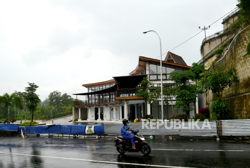 Rest area Gerbang Samudra Raksa Klangon yang masih ditutup di Kalibawang, Kulonprogo, Yogyakarta. Pemkab Kulon Progo menunggu Pusat menyerahkan aset Gerbang Samudra Raksa.