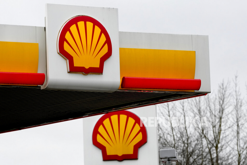 Pom bensin shell di London, Kamis (2/2/2023). Raksasa energi global Shell mengatakan keuntungan tahunan berlipat ganda ke rekor tertinggi tahun lalu karena harga minyak dan gas melonjak setelah invasi Rusia ke Ukraina. Shell Plc yang berbasis di London pada hari Kamis membukukan pendapatan yang disesuaikan sebesar $39,9 miliar untuk tahun 2022 dan $9,8 miliar pada kuartal keempat.