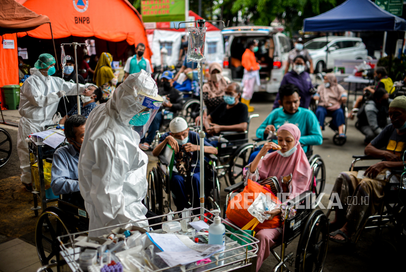 Tenaga kesehatan memeriksa sejumlah pasien di halaman RSUD Chasbullah Abdulmajid Kota Bekasi, Jawa Barat (ilustras)