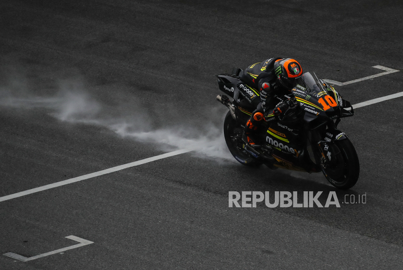 Pembalap MotoGP Italia Luca Marini dari Mooney VR46 Racing Team beraksi pada sesi tes pramusim MotoGP hari kedua di Sirkuit Internasional Sepang, di luar Kuala Lumpur, Malaysia, (11/2/2023).