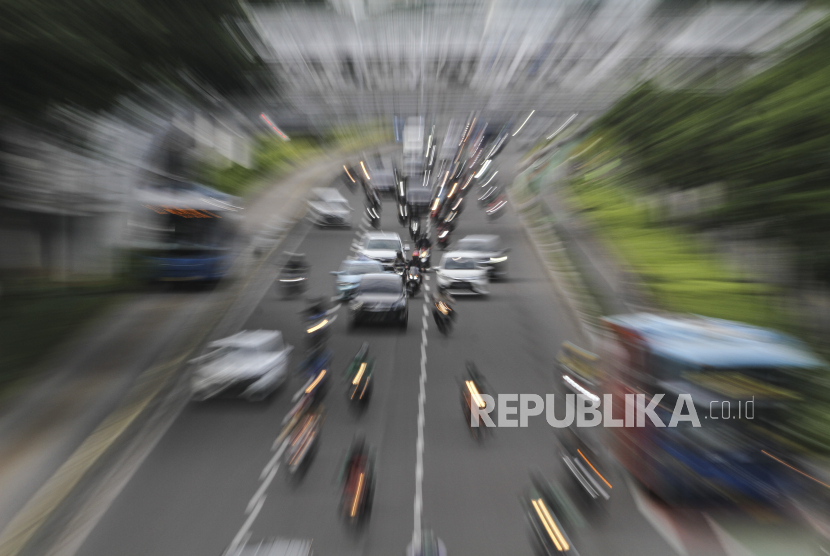 Sejumlah kendaraan melintas di Jalan Jenderal Sudirman, Jakarta, Senin (14/2/2022). Berdasarkan data yang dirilis lembaga pemeringkat kemacetan kota dunia Tomtom International BV mengatakan indeks kemacetan 2021 menempatkan Jakarta pada peringkat 46 atau mengalami penurunan dibandingkan tahun sebelumnya yang menempati peringkat 31. 