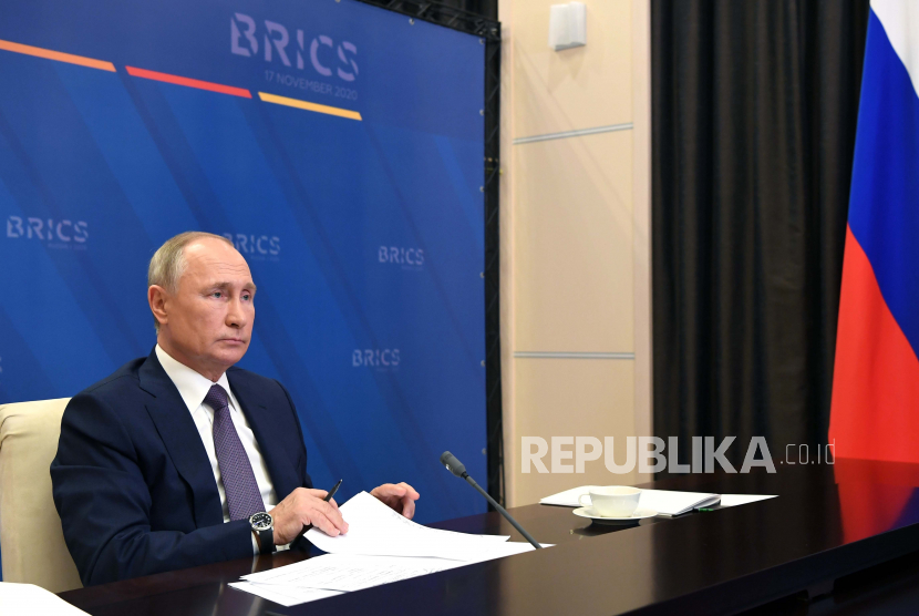  Presiden Rusia Vladimir Putin menghadiri pertemuan dengan para pemimpin BRICS melalui konferensi video di kediaman Novo-Ogaryovo di luar Moskow, Rusia, Selasa, 17 November 2020. Presiden Rusia mengatakan kepada para pemimpin BRICS hari Selasa bahwa vaksin virus corona dikembangkan di Rusia