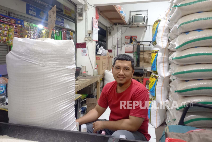 Salah satu pedagang beras di Pasar Kosambi, Kota Bandung, Kamis (31/8/2023).