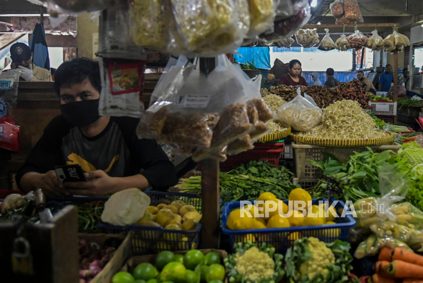 Pedagang menunggu pembeli di Pasar Minggu, Jakarta. Menurut pedagang setempat sejak diberlakukannya Pembatasan Sosial Berskala Besar (PSBB), pasar tersebut menjadi sepi pembeli dan mengakibatkan omzet penjualan menurun hingga 80 persen