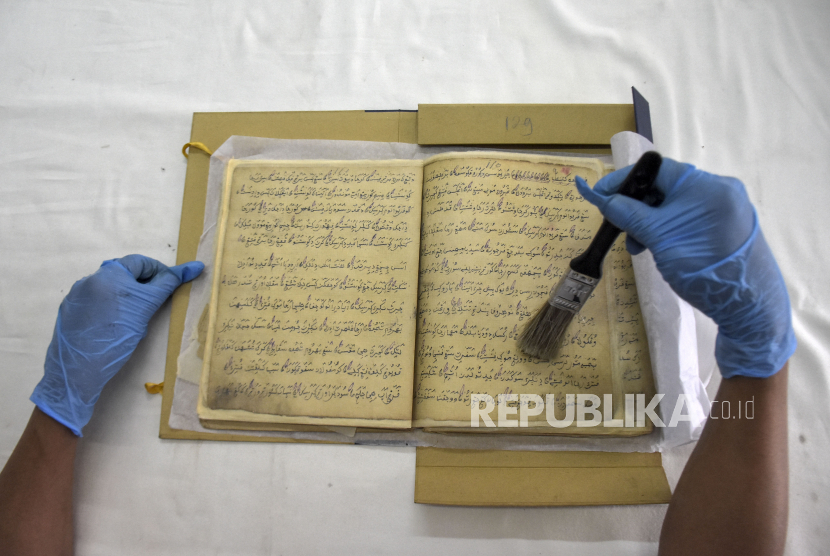 Petugas merawat naskah kuno koleksi Museum Sri Baduga di Jalan BKR, Astanaanyar, Kota Bandung, Selasa (10/1/2023). Perawatan terhadap benda-benda koleksi museum tersebut untuk menjaga keutuhan dan kondisi serta menghindari kerusakan karena usia benda.