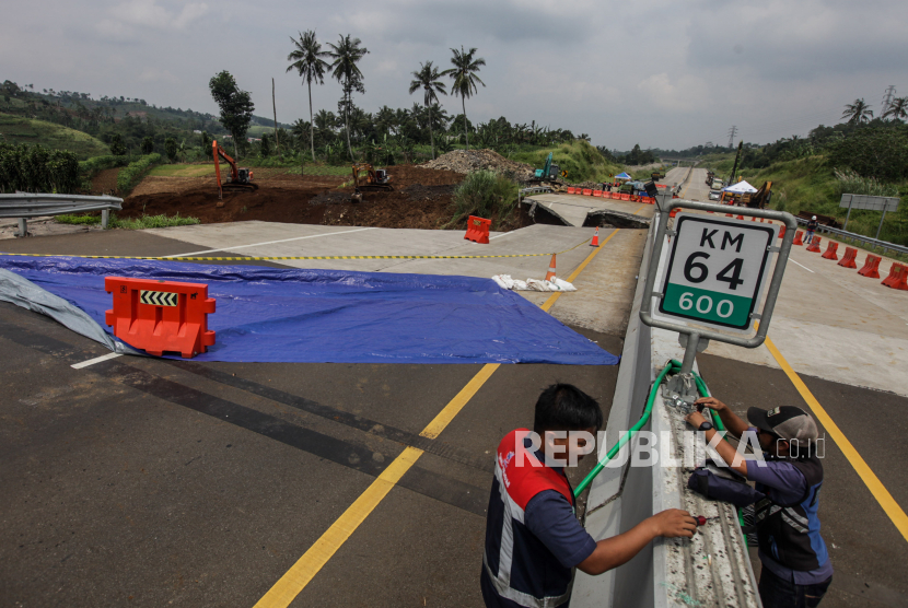 Pekerja beraktivitas di dekat ruas Tol Bogor-Ciawi-Sukabumi (Bocimi) yang longsor di Cicurug, Kabupaten Sukabumi, Jawa Barat, Jumat (5/4/2024). Tol Bocimi kilometer 64 mengalami longsor pada Rabu (3/4) malam sehingga membuat arus lalu lintas dari arah Jakarta menuju Sukabumi dialihkan ke pintu keluar tol Cigombong. Kemeterian PUPR berencana melakukan perbaikan secara sementara menggunakan sheet pile agar ruas jalan tol tersebut dapat tetap dioperasikan dengan tetap menggunakan satu jalur untuk kendaraan golongan satu pada musim mudik Lebaran 2024.