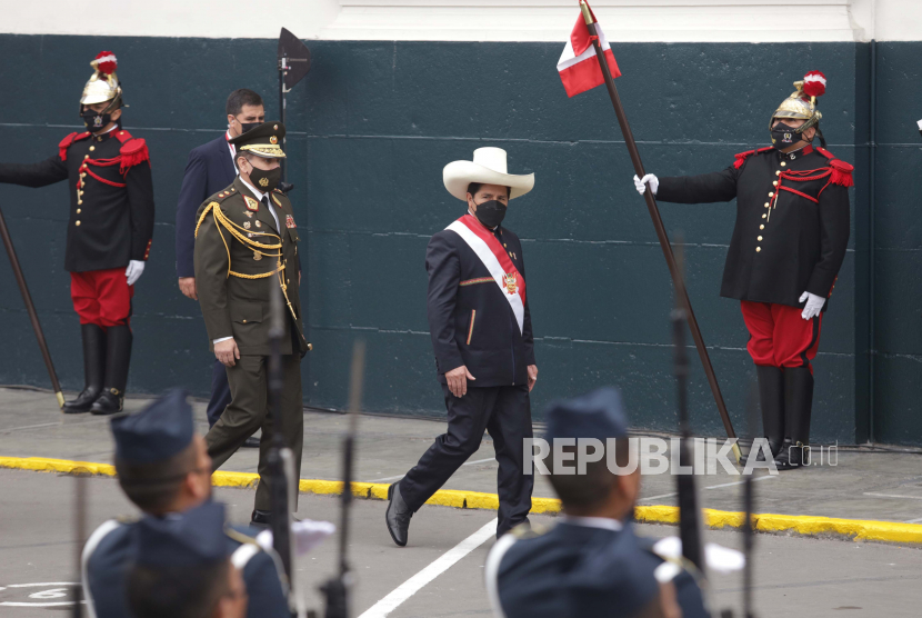 Presiden Peru yang baru dilantik Pedro Castillo keluar dari Kongres pada hari pelantikannya di Lima, Peru, Rabu, 28 Juli 2021.