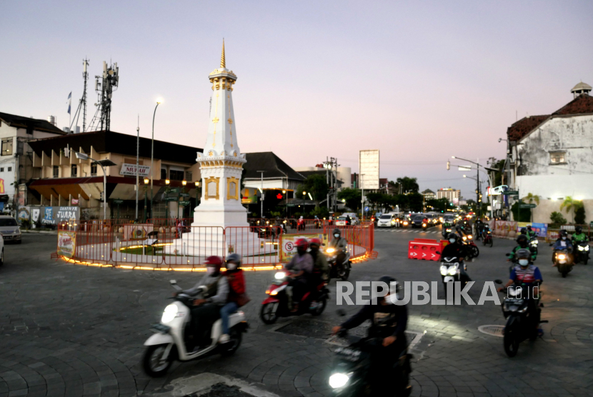 Lalu-lintas saat jelang Maghrib di Tugu Pal Putih, Yogyakarta.