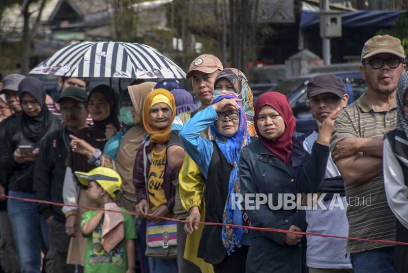 Warga antre untuk membeli beras kualitas medium dan minyak goreng saat operasi pasar beras medium di area Monumen Perjuangan Rakyat Jawa Barat (Monpera), Kota Bandung, Jawa Barat, Selasa (19/9/2023). Pemerintah Kota Bandung bersama Disdagin Kota Bandung dan Bulog Cabang Bandung menggelar operasi pasar yang menyediakan beras medium sebanyak 10 ton per kecamatan dengan harga Rp10.200 per kilogram atau Rp51.500 per lima kilogram. Operasi pasar tersebut diharapkan dapat menekan kenaikan harga beras di Kota Bandung.