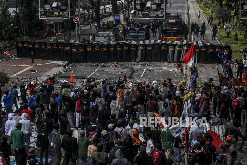 Sejumlah massa aksi saat terlibat bentrok dengan petugas di Jakarta, Kamis (8/10). Dalam aksi yang berakhir ricuh tersebut mereka menolak disahkannya Undang-Undang Cipta Kerja (Omnibus Law) karena dinilai merugikan buruh dan pekerja. Republika/Putra M. Akbar