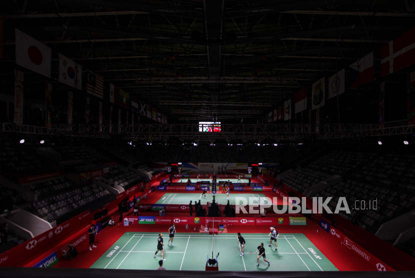 Sejumlah pebulu tangkis berlatih jelang pelaksanaan Indonesia Masters 2024 di Istora Senayan, Jakarta, Senin (22/1/2024). Indonesia Masters 2024 diikuti oleh 278 pebulu tangkis dari 29 negara yang berlangsung dari 23-28 Januari 2024.