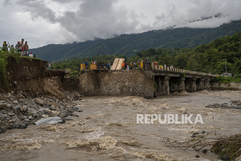 Warga menyaksikan jembatan yang putus akibat banjir (ilustrasi). Jalur antarakabupaten di Provinsi Sulawesi Tengah hingga masih terputus akibat dampak banjir yang melanda Kabupaten Tojo Una-una.