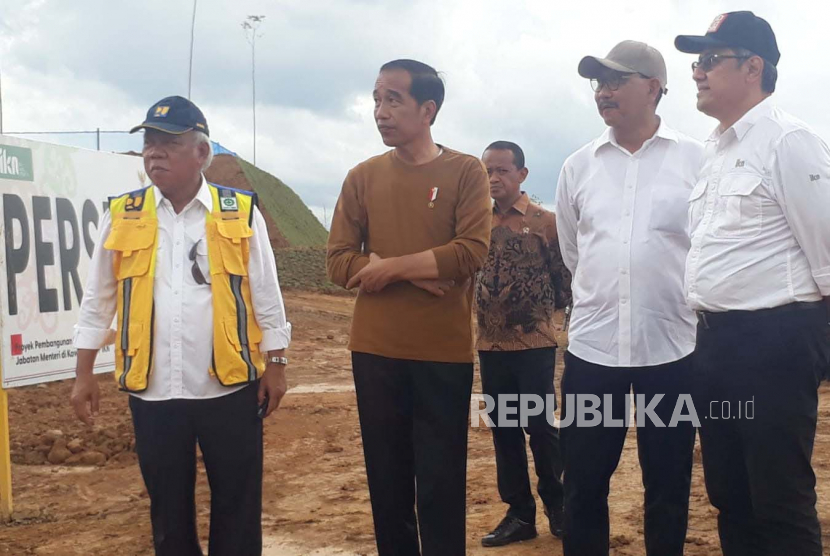 Presiden Jokowi bersama sejumlah menteri saat meninjau pembangunan di Ibu Kota Nusantara, Kalimantan Timur, Kamis (23/2).