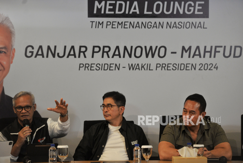 Ketua Tim Penjadwalan TPN Aria Bima (kiri) bersama Ketua Tim Pemenangan Nasional (TPN) Ganjar-Mahfud, Arsjad Rasjid (tengah) dan Wakil Ketua TPN Andika Perkasa (kanan) memberikan keterangan merespons kasus penganiayaan relawan Ganjar di Jawa Tengah, Media Lounge TPN , Jakarta, Senin (1/1/2024). Dalam keterangan tersebut TPN Ganjar- Mahfud berdiri bersama korban kekerasan oleh oknum TNI yang dialami tujuh relawan Ganjar – Mahfud di Boyolali, Jawa Tengah. TPN bergerak dan memberi pendampingan hukum sampai tuntas, serta mengutuk segala bentuk intimidasi dan kekerasan agar peristiwa serupa tak terulang lagi dalam rangkaian proses pesta demokrasi Pemilu 2024.