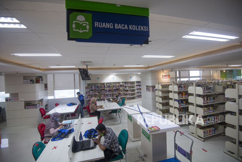 Sejumlah pengunjung membaca buku di Perpustakaan Nasional (Perpusnas), Jakarta. Perpusnas melakukan inovasi pengelolaan sesuai prinsip Internet of Things atau IoT.