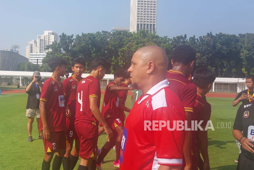 Legenda Brasil, Roberto Carlos, memberi instruksi tim merah U-16 dalam Fourfeo Mini Tournament di Stadion Madya, Jakarta, Kamis (1/6/2023).