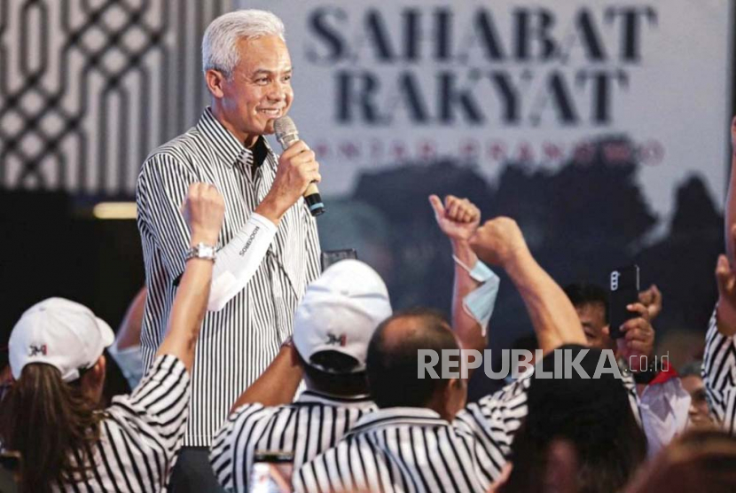 Bakal calon presiden (capres) dari Partai Demokrasi Indonesia Perjuangan (PDIP), Ganjar Pranowo mengenakan kemeja garis vertika hitam putih yang dikenakannya dalam acara bersama relawan. 