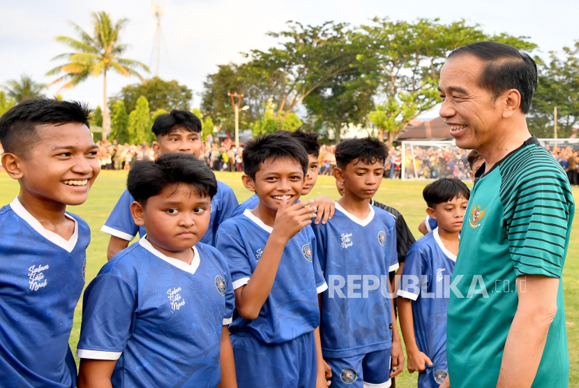 Presiden Joko Widodo (kanan). Presiden Jokowi sebut enggan mencampuri putusan MK soal sengketa Pilpres.
