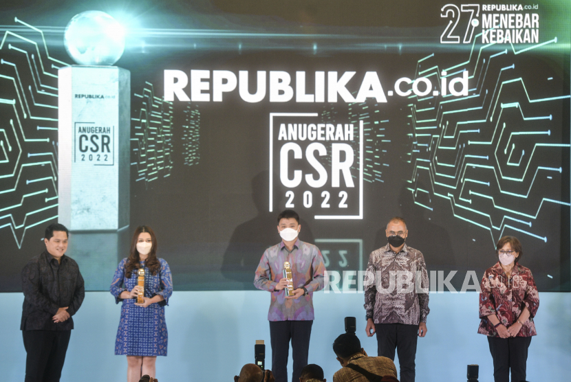 Menteri BUMN Erick Thohir bersama VP & CSR& Community Development PT Bank Rakyat Indonesia Dinne Shovia Trensa A, CEO of PT Huawei Tech Investment Jacky Chen, Pemimpin Redaksi Republika Irfan Junaidi Direktur Utama PT Republika Media Mandiri Mira Djarot (kiri ke kanan) foto bersama dalam acara Anugerah CSR 2022 di Jakarta, Selasa (27/9/2022). Republika menggelar anugerah CSR Republika 2022 dalam rangka HUT ke-27 Republika.co.id, sebagai bentuk apresiasi berbagai dunia usaha atas tindakannya yang memberikan dampak baik untuk masyarakat luas. Republika/Putra M. Akbar