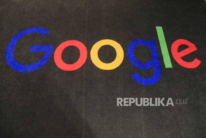  FILE - Logo Google ditampilkan di atas karpet di aula masuk Google Prancis di Paris, pada 18 November 2019. Kata Google, Pada 20 Agustus 2023, perusahaan ini memberhentikan 12.000 pekerja, menjadi perusahaan teknologi terbaru yang memangkas staf setelah ekspansi cepat selama pandemi COVID-19 mereda.