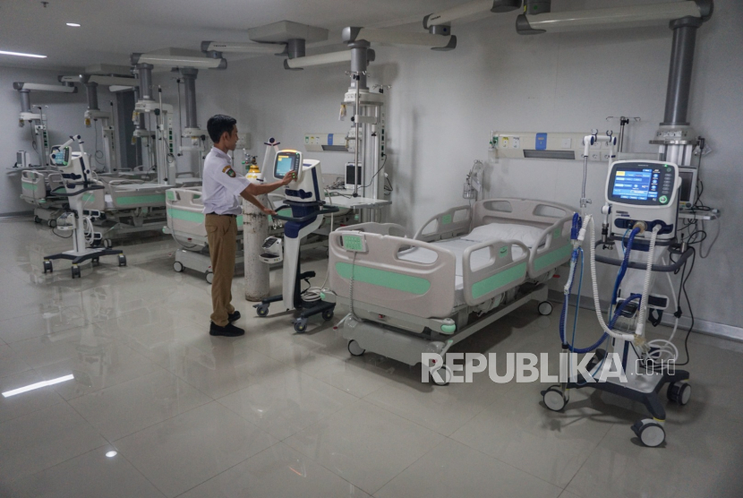 Petugas medis melakukan pengecekan alat di ruang isolasi yang digunakan untuk merawat pasien PDP 