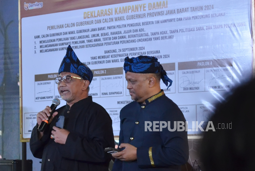 Pasangan calon (paslon) gubernur dan wakil gubernur Jawa Barat (Jabar) Ahmad Syaikhu dan Ilham Habibie menyampaikan sambutan saat Deklarasi Kampanye Damai Pemilihan Gubernur dan wakil Gubernur Jabar 2024 yang digelar KPU Jabar, di Laswi Heritage, Kota Bandung, Selasa (24/9/2024). Kegiatan yang bertajuk Inisiasi Budaya Demokrasi ini merupakan langkah simbolis dalam rangka mendukung Pemilu damai dalam ajang kontestasi Pilkada Serentak 2024.