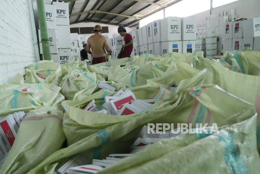 Sejumlah petugas mengumpulkan kotak suara bekas pemilihan Presiden untuk dimusnahkan di Gudang KPU Kota Bandung