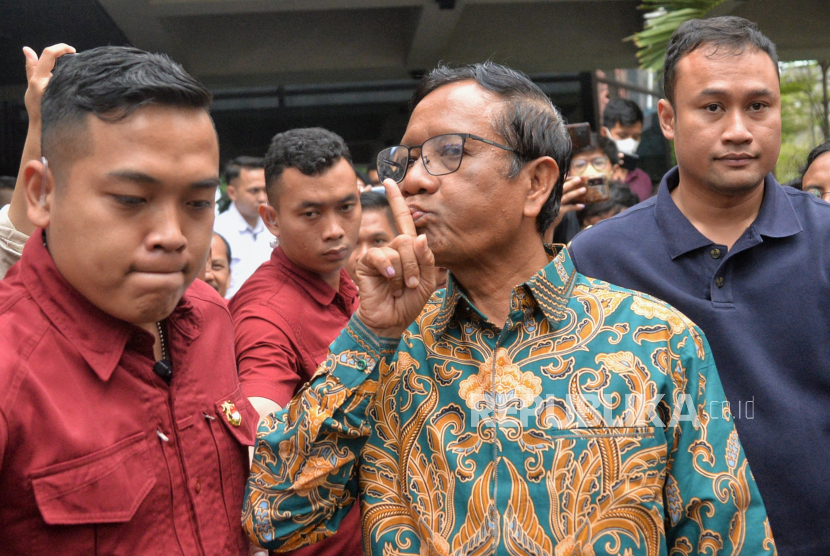 Calon wakil presiden nomor urut 3, Mahfud MD (tengah) ditemui di Gedung High End, Jakarta Pusat, Kamis (15/2/2024). 