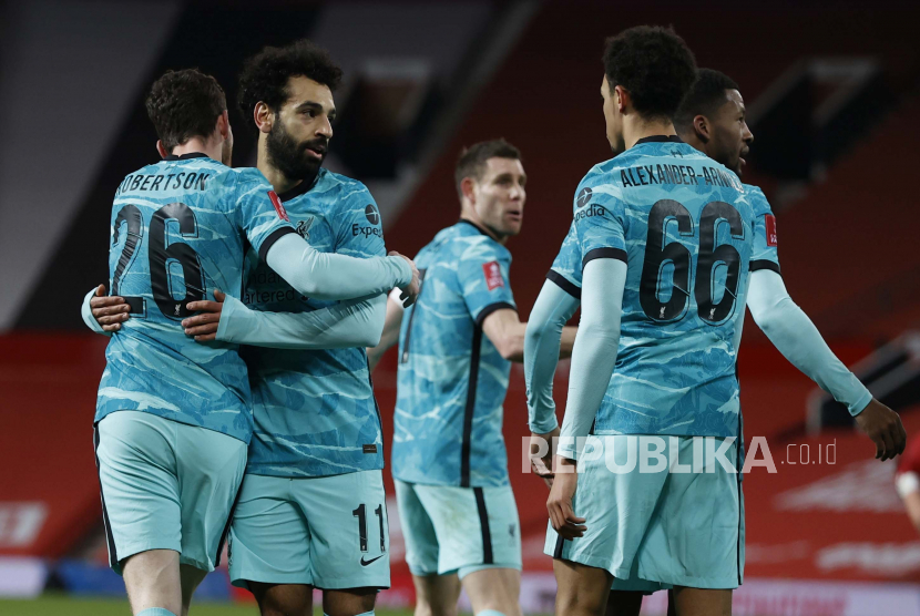  Mohamed Salah (2-L) dari Liverpool merayakan bersama rekan satu timnya setelah mencetak keunggulan 1-0 selama pertandingan sepak bola putaran keempat Piala FA Inggris antara Manchester United dan Liverpool di Manchester, Inggris, 24 Januari 2021.
