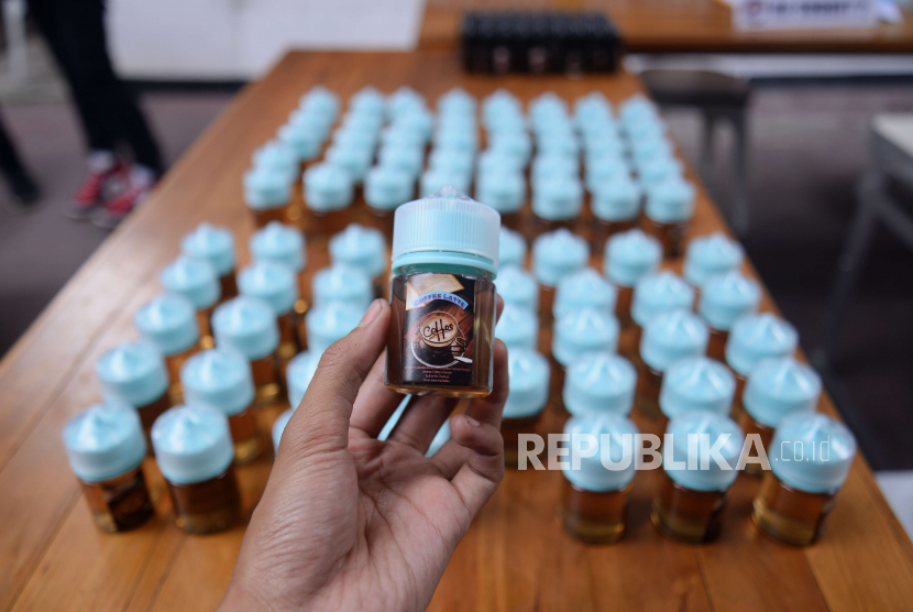 Sejumlah barang bukti liquid vape narkotika ditampilkan saat rilis di Mapolda Metro Jaya, Jakarta, Senin (16/1/2022). Kemenkes mengingatkan nikotin merupakan perantara penyalahgunaan napza dan hasil penelitian menunjukkan bahwa 90 persen pengguna kokain di Amerika Serikat memulai tindakannya dari merokok.