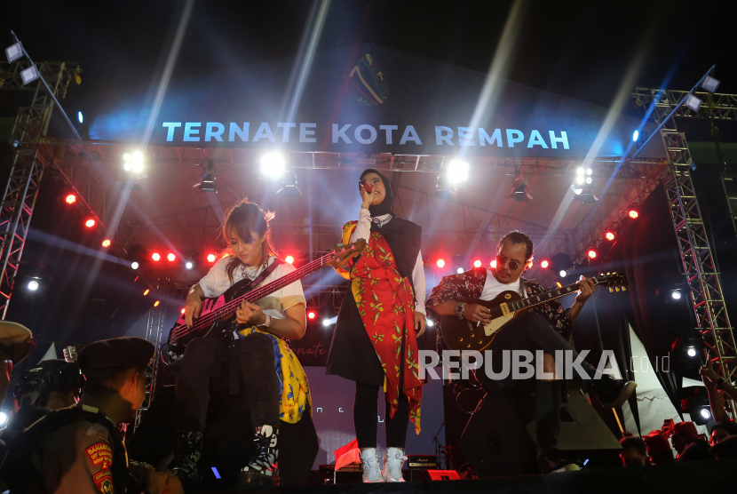 Personel grup band Kotak Tantri Syalindri Ichlasari bersama Chua dan  Cella di sebuah konser (ilustrasi).
