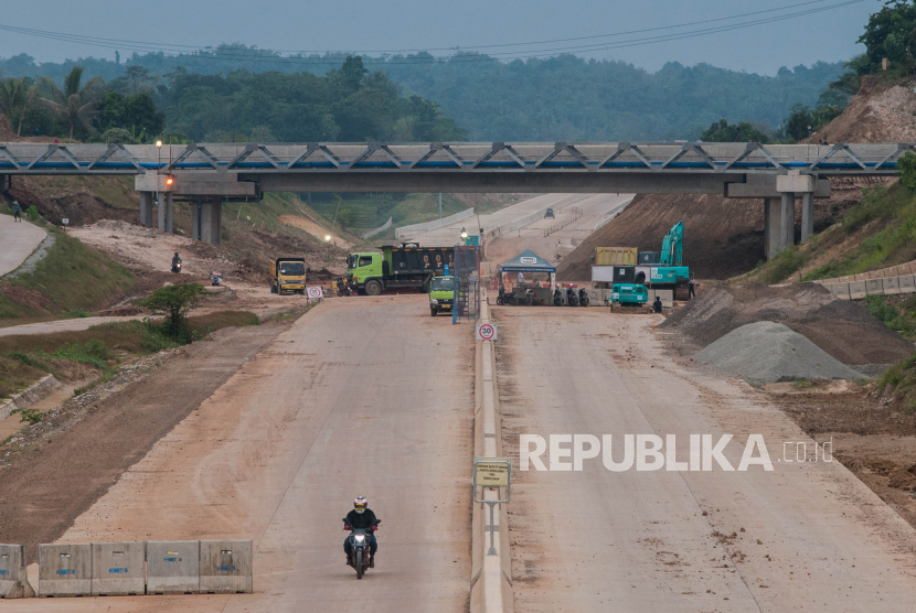 Pekerja melintas di proyek pembangunan jalan tol Serang - Panimbang di Desa Cikeusal, Kabupaten Serang, Banten, Jumat (3/7/2020). PT Bank Syariah Indonesia Tbk (BSI) berpartisipasi dalam Proyek Kerjasama Pemerintah dengan Badan Usaha (KPBU) Jalan Tol Serang-Panimbang yang total investasinya mencapai Rp 8,5 triliun.