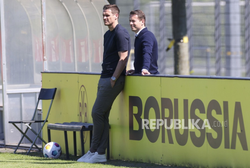 Direktur olahraga Borussia Dortmund Sebastian Kehl (kiri) dan direktur pelaksana Lars Ricken menyaksikan sesi latihan publik tim di Dortmund, Jerman, 14 Mei 2024.