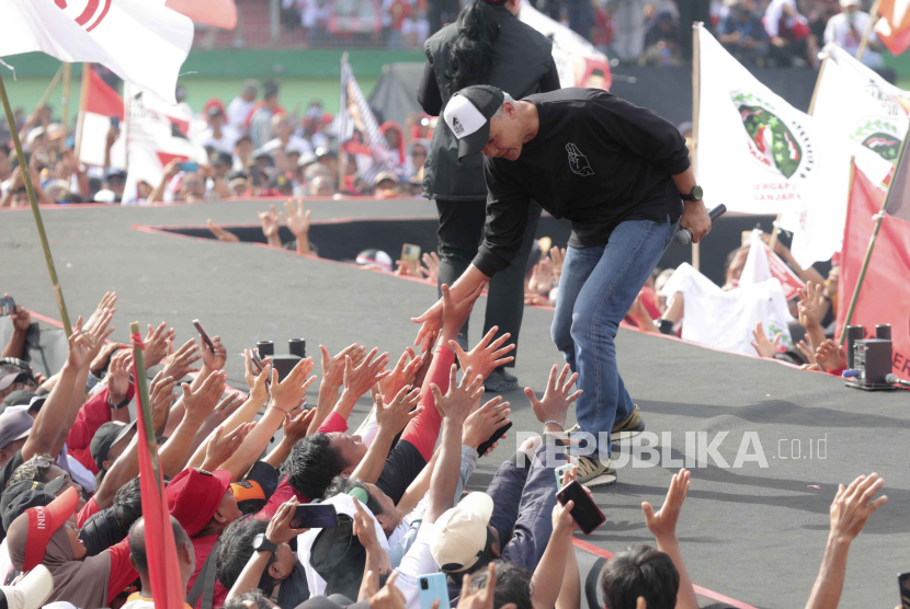 Ganjar Pranowo. Jokowi ada acara di Jateng, Ganjar tidak merasa dibuntuti apalagi membuntuti.