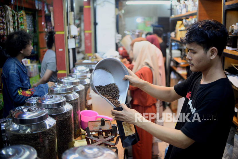 Pedagang memasukan kopi kedalam kemasan di Dunia Kopi, Pasar Santa, Jakarta, Selasa (14/3/2023). Kementerian Pertanian mencatat nilai ekspor kopi pada tahun 2022 mencapai 16,44 triliun atau meningkat 30 persen dibandingkan tahun sebelumnya dan ditargetkan meningkat hingga tiga kali lipat pada tahun 2024.