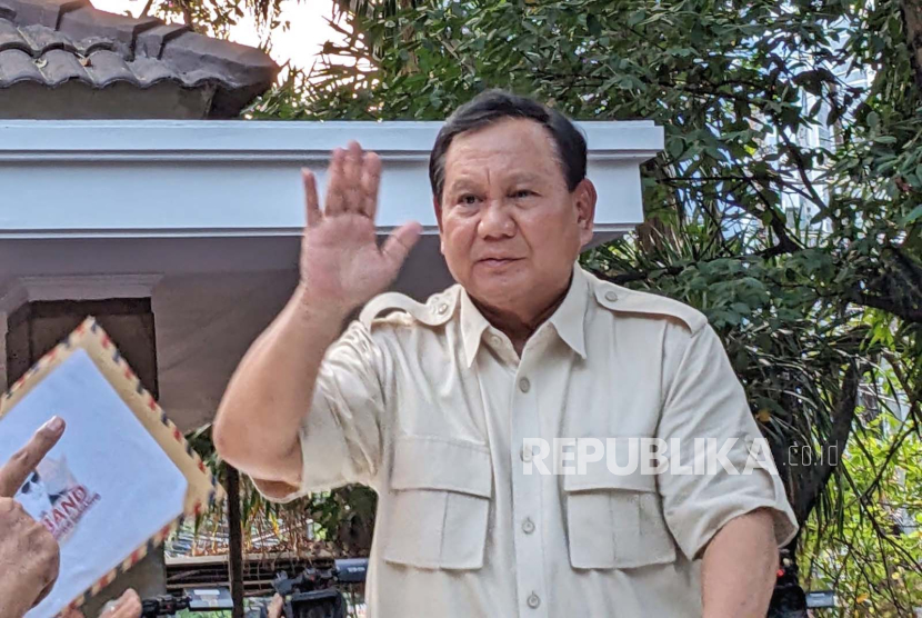 Ketua Umum Partai Gerindra, Prabowo Subianto menyapa puluhan relawannya dari atas mobil di Rumah Relawan Prabowo, Jakarta, Selasa (15/8/2023).