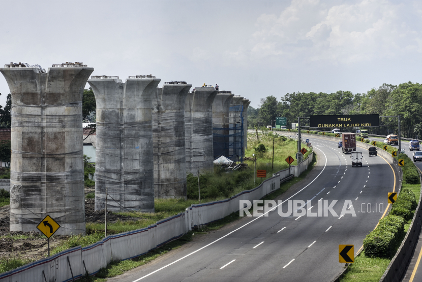 Suasana proyek pembangunan lintasan kereta cepat Jakarta-Bandung di Cibeber, Kota Cimahi. Proyek kereta api (KA) cepat Jakarta-Bandung akan diintegrasikan dengan KA Semicepat Jakarta-Surabaya.