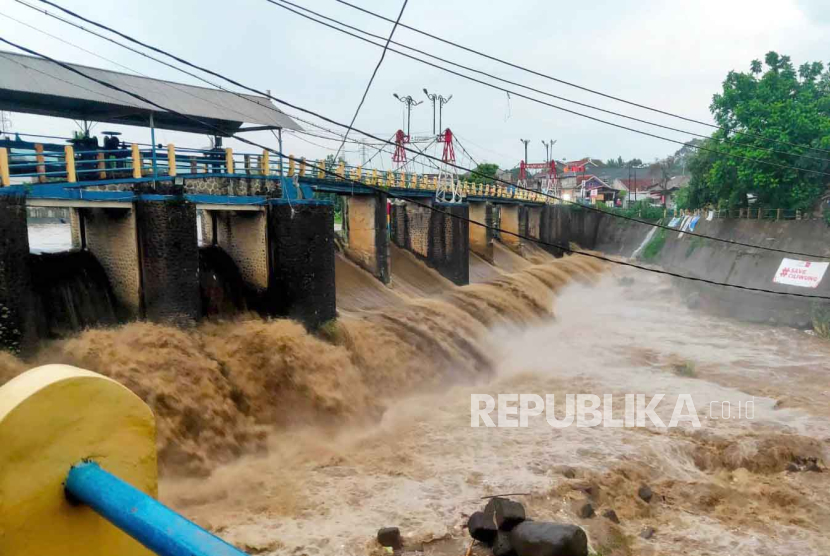 Kondisi Bendung Katulampa, Kota Bogor. Masyarakat diminta waspada karena tinggi muka air di Bendung Katulampa naik tiap sore