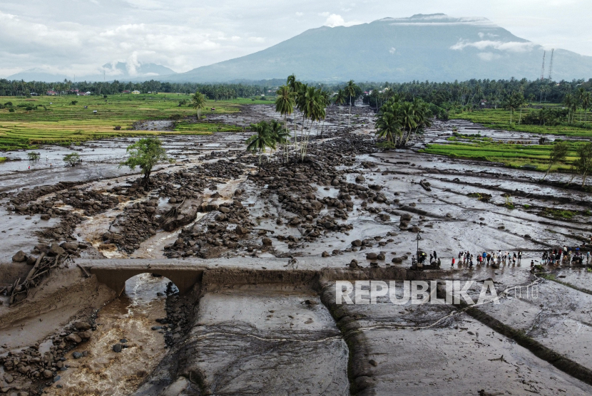 Foto udara kawasan yang terdampak banjir lahar dingin di Limo Kaum, Tanah Datar, Sumatera Barat. BPBD sebut kerugian sementara akibat banjir bandang di Sumbar yaitu Rp 108,38 miliar.