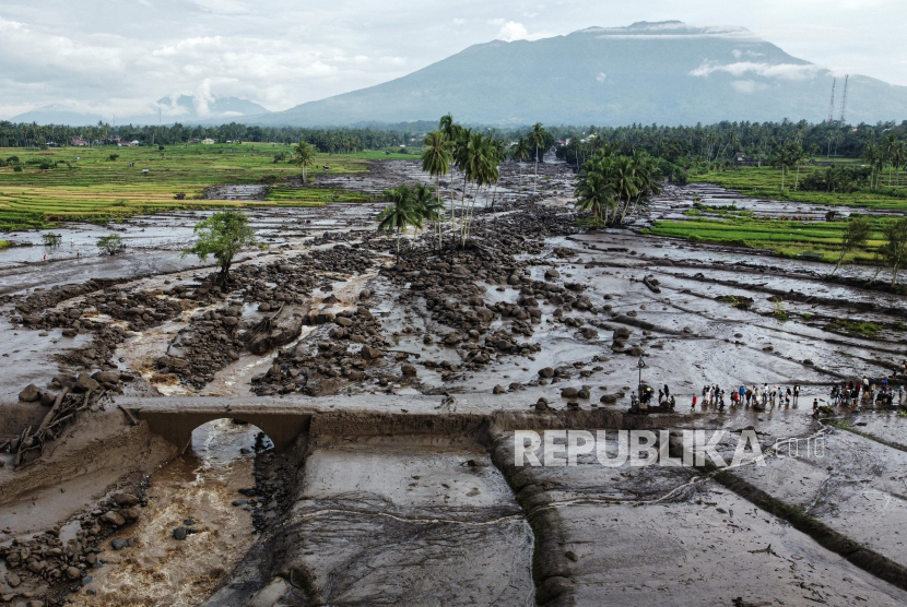 Foto udara kawasan yang terdampak banjir lahar dingin di Limo Kaum, Tanah Datar, Sumatera Barat, Ahad (12/5/2024). Berdasarkan data sementara dari Badan Penanggulangan Bencana Daerah (BPBD) Sumatera Barat, sebanyak 13 orang di Kabupaten Tanah Datar dan Kabupaten Agam meninggal dunia akibat banjir lahar dingin yang terjadi pada Sabtu (11/5) malam. 