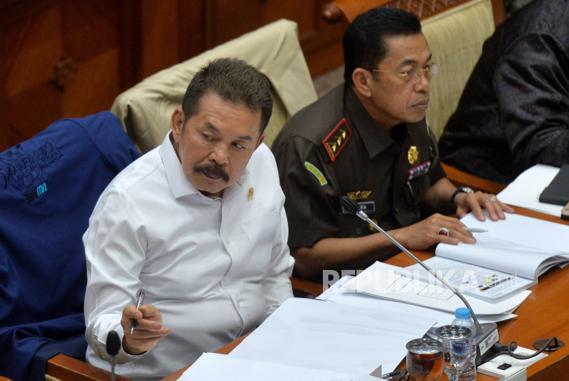 Jaksa Agung ST Burhanuddin (kiri) mengikuti rapat kerja dengan Komisi III DPR di Kompleks Parlemen, Senayan, Jakarta, Kamis (16/11/2023). Rapat tersebut membahas persiapan pengamanan dan penegakan hukum dalam rangka Pemilu tahun 2024. 