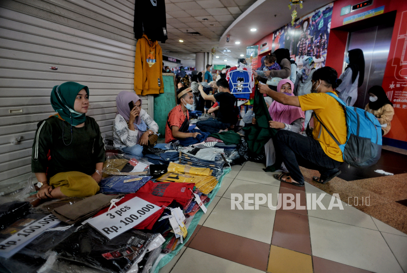 Warga berbelanja di Pasar Tanah Abang Blok A, Jakarta Pusat, Ahad (2/5). 