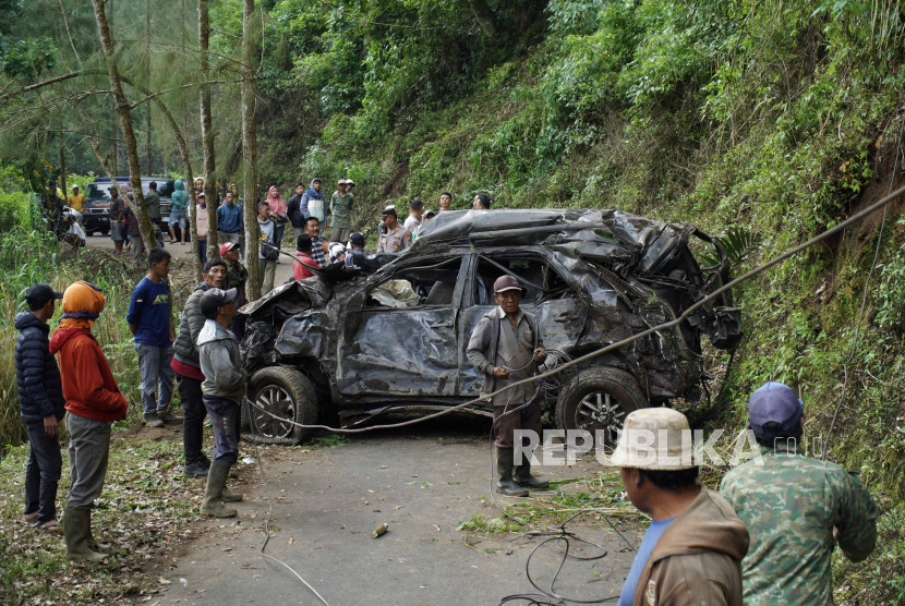 Petugas mengevakuasi mobil yang terjun ke jurang di Desa Ngadas, Kabupaten Malang, Jawa Timur. Polisi mengungkap sejumlah fakta dari kecelakaan mobil yang terjun ke jurang di Bromo.