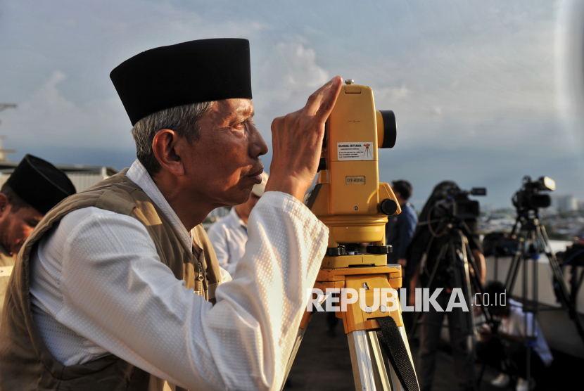 Petugas memantau hilal 1 Ramadhan 1446 Hijriah di Kantor Wilayah Kementerian Agama Provinsi DKI Jakarta, Jumat (28/2/2025). Tim Kanwil Kemenag DKI Jakarta melakukan Pemantauan hilal di lokasi tersebut untuk menentukan 1 Ramadhan 1446 Hijriah, namun hilal tidak terlihat di lokasi tersebut karena tertutup awan mendung.