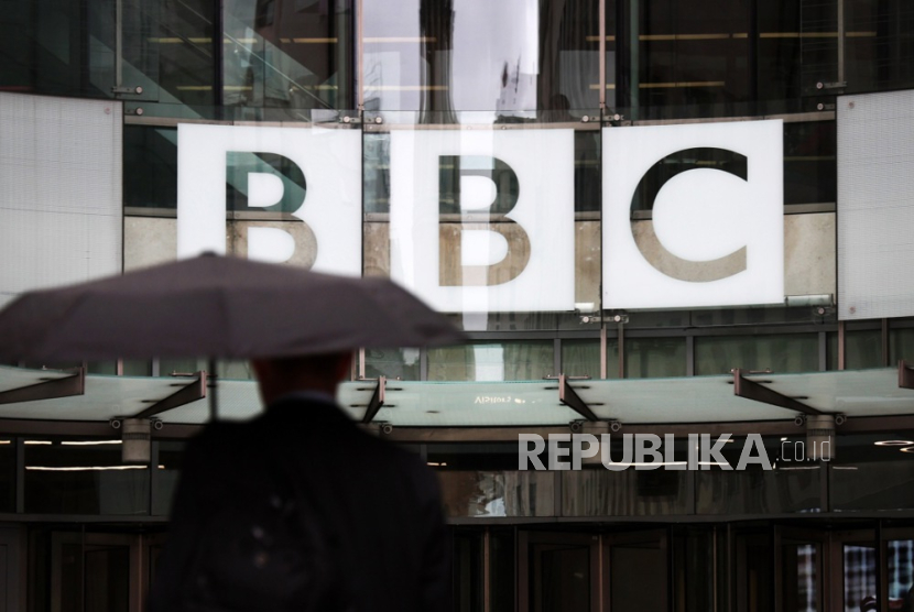 Tampilan luar gedung kantor pusat British Broadcasting Corporation (BBC), di London, Inggris, 19 September 2023.