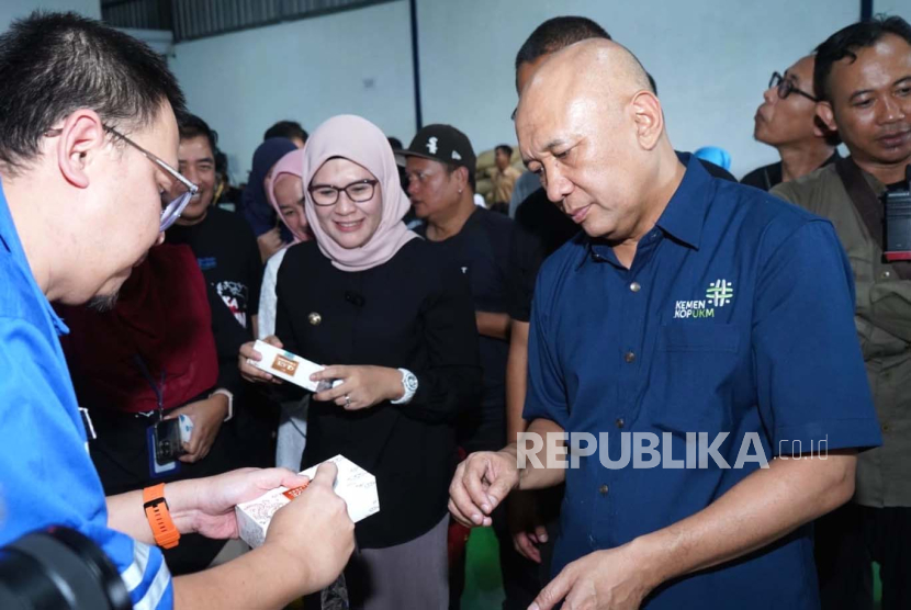 Peluncuran susu ikan oleh Menteri Koperasi, Teten Masduki dan Bupati Indramayu, Nina Agustina, di Pabrik HPI Plant Kecamatan Kandanghaur, Selasa (15/8/2023). Kabupaten Indramayu menjadi daerah pertama di Indonesia yang memproduksi susu ikan. 